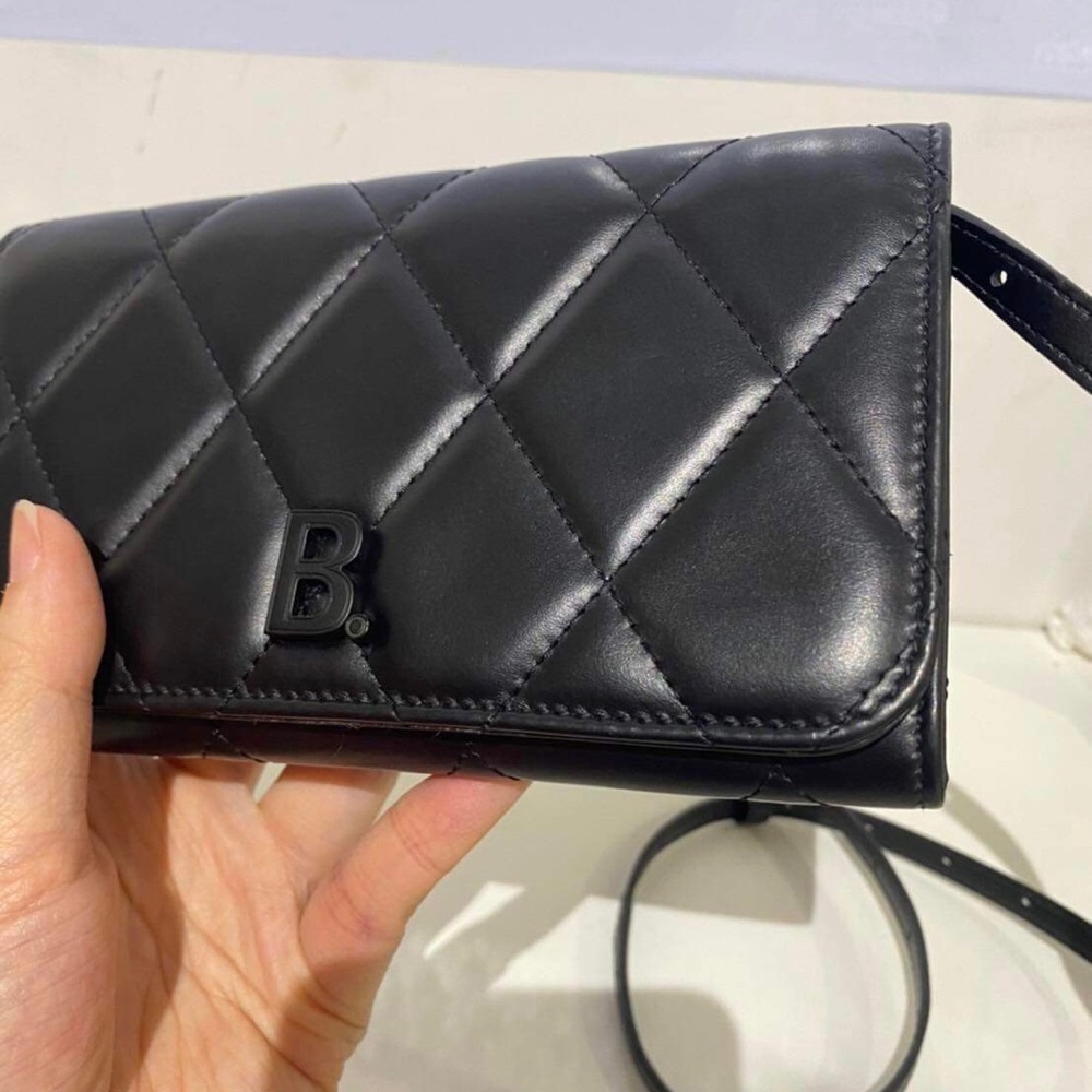 Balenciaga Quilted B dot sling bag in black leather - Picture 3 of 13